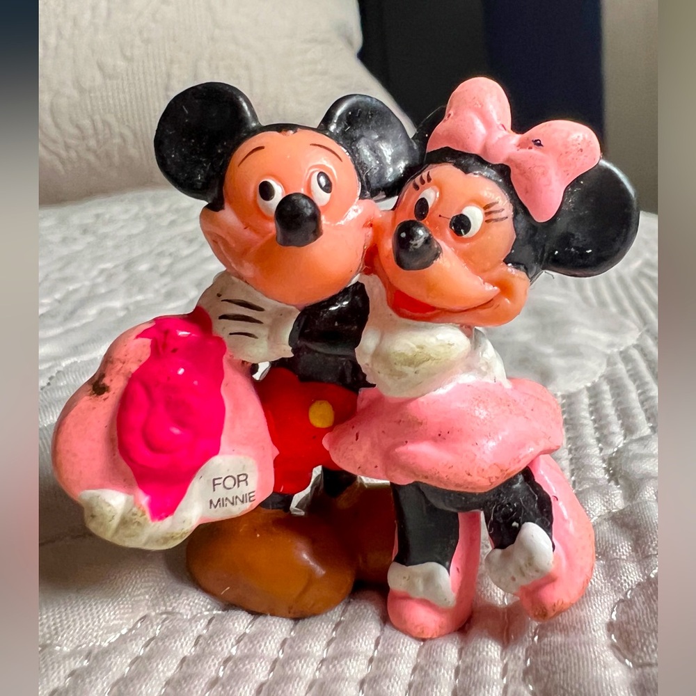 Vintage Disney Mickey and Minnie Valentines Day Hug